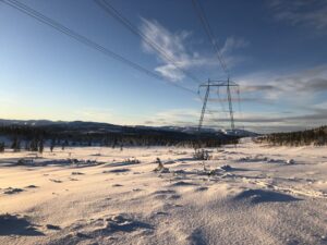 Elledningar över ett snötäckt landskap.